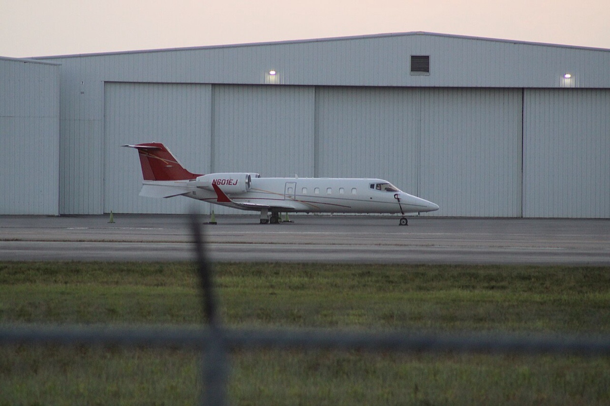 Learjet 60 charter private jet exterior thumbnail 3