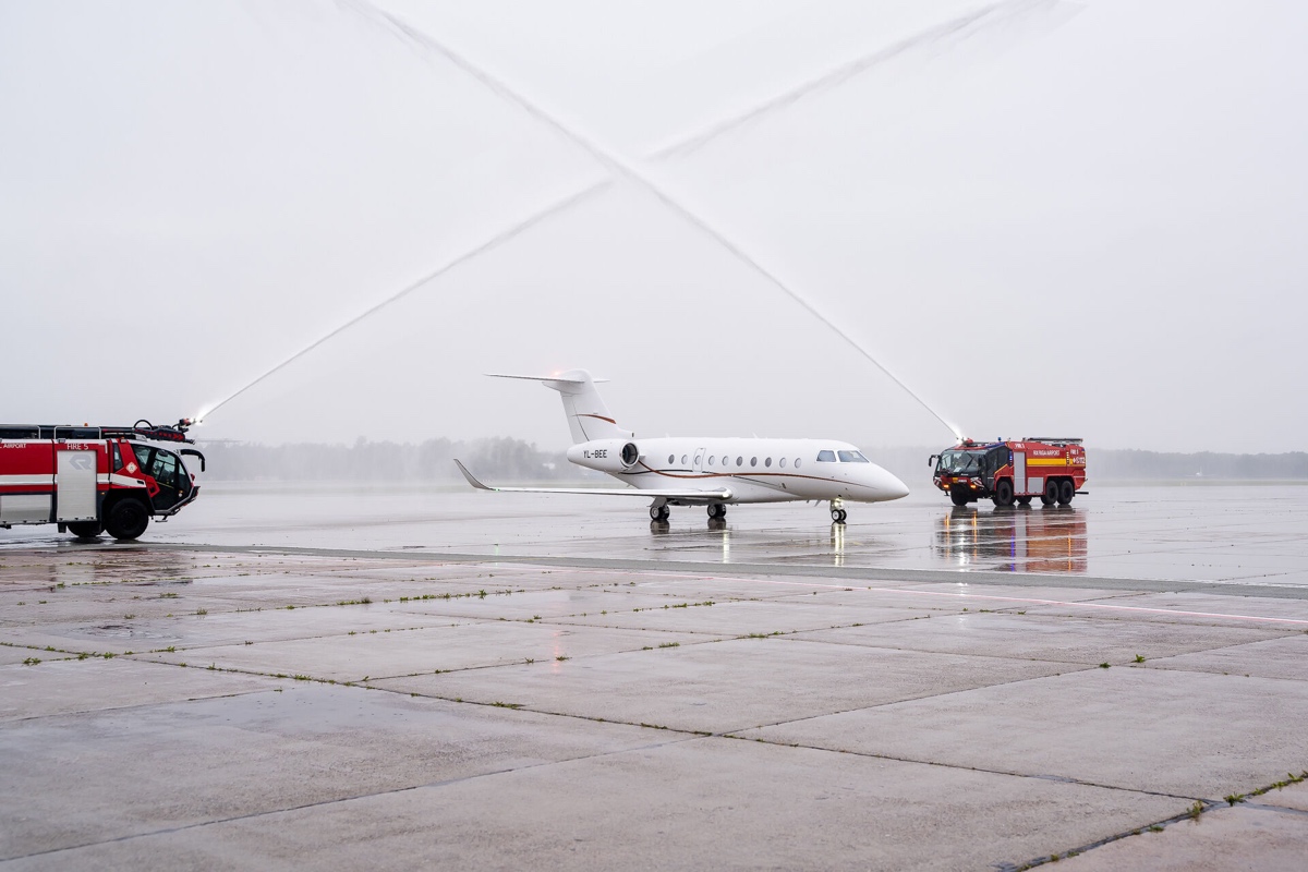 Gulfstream G280 charter private jet exterior thumbnail 2