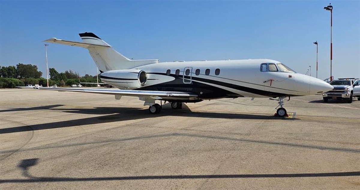 Hawker 800XP charter private jet exterior thumbnail 3