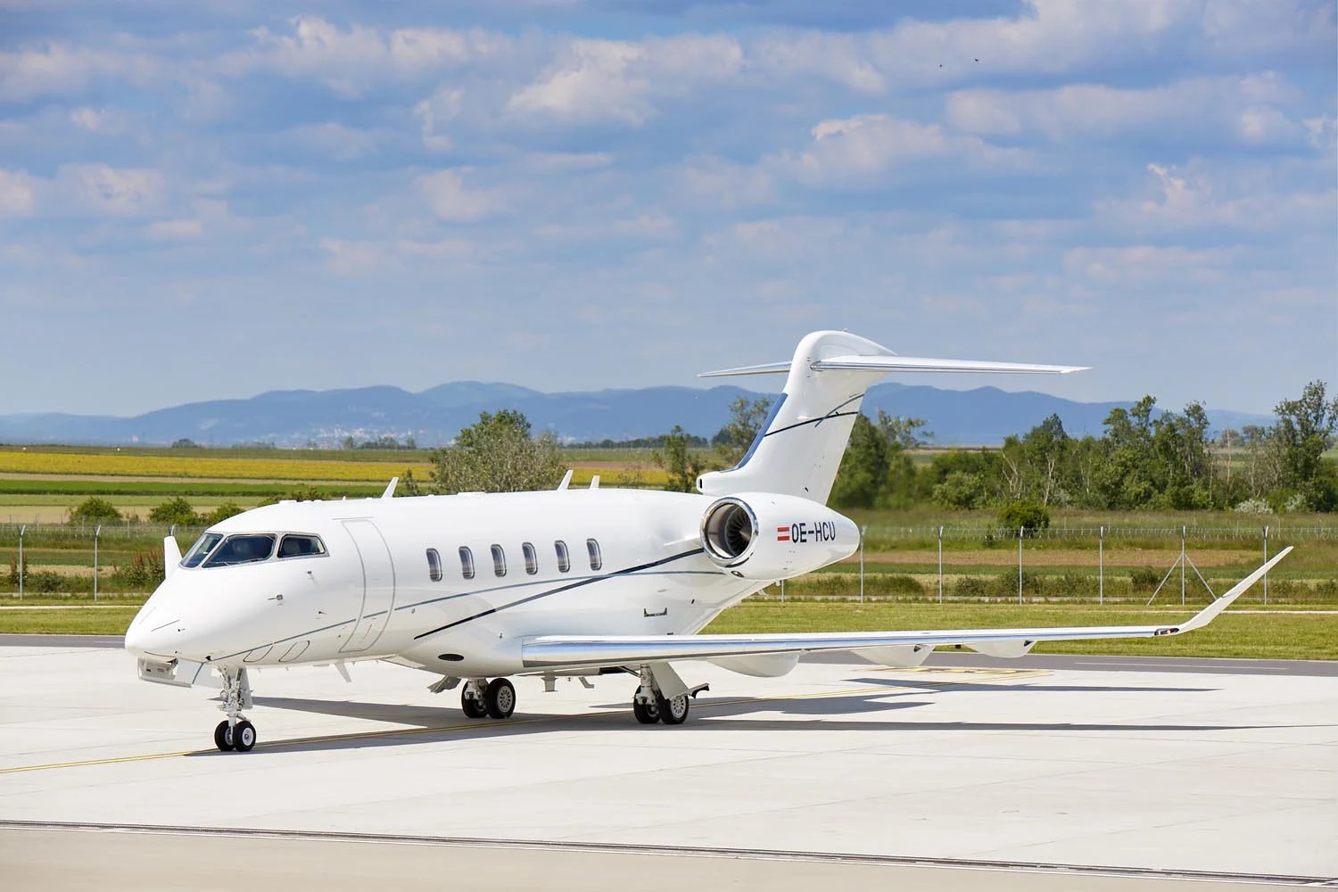 Challenger 350 charter private jet exterior thumbnail 2
