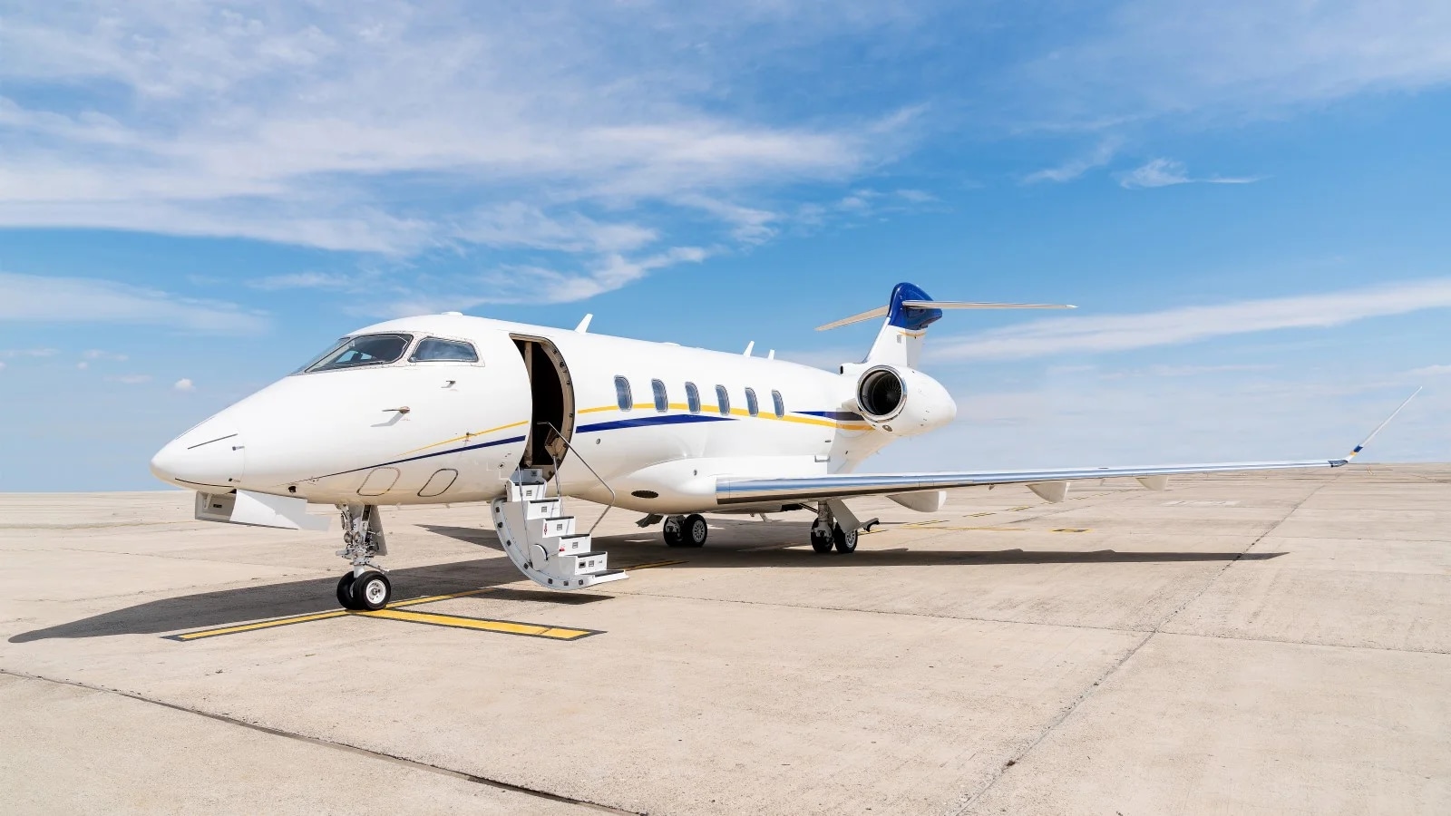 Challenger 350 charter private jet exterior thumbnail 3