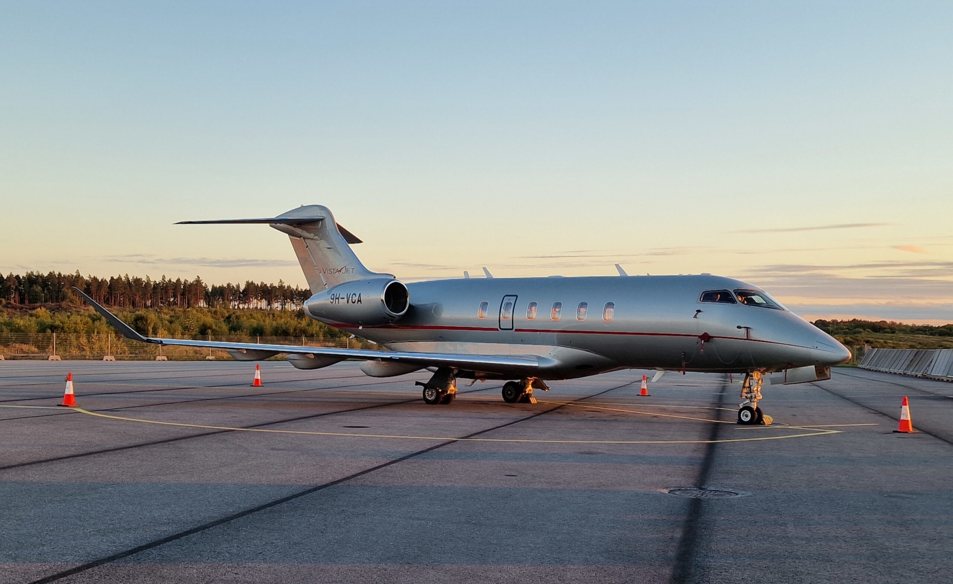 Challenger 350 charter private jet exterior thumbnail 5