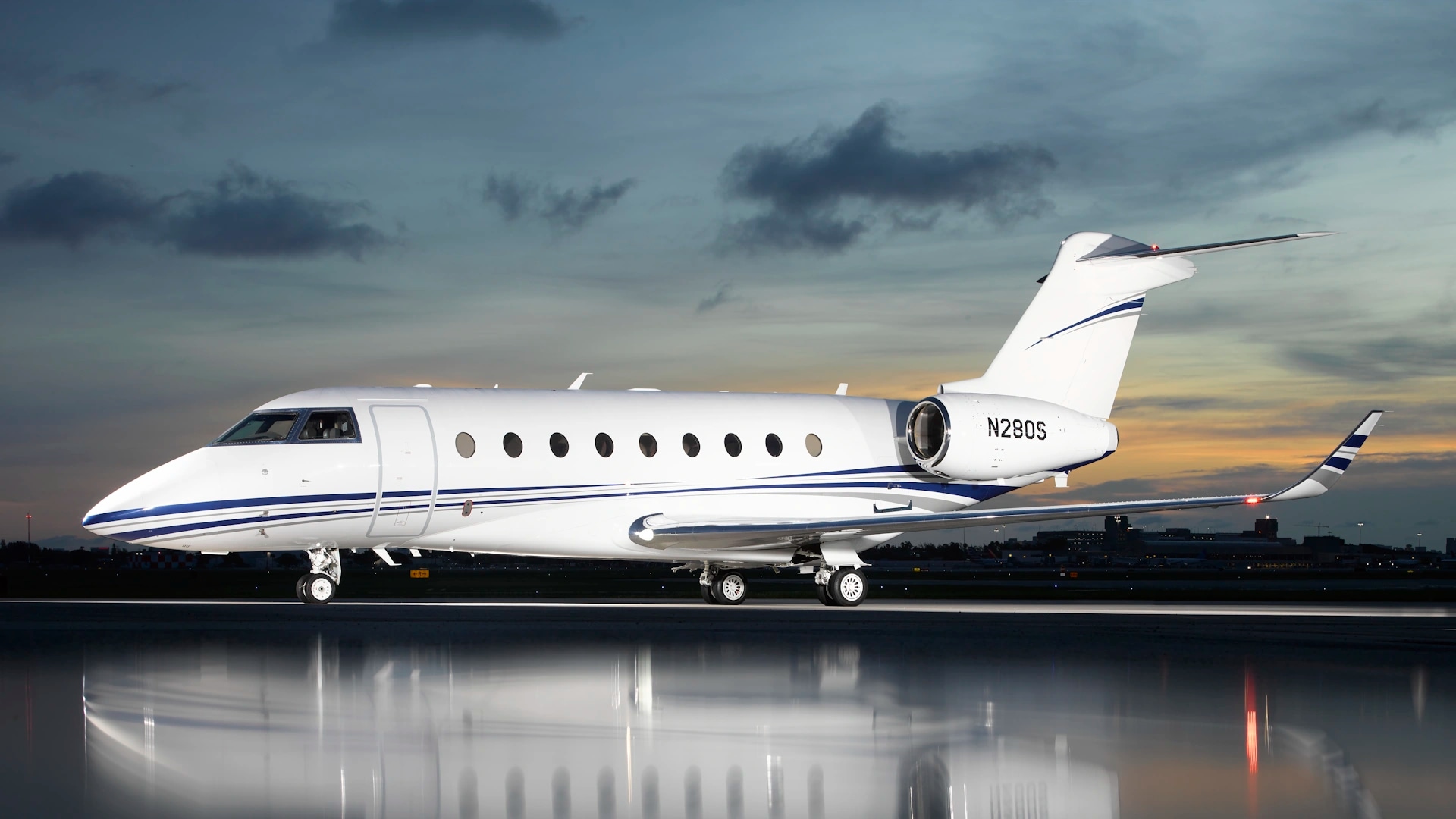 Gulfstream G280 charter private jet exterior thumbnail 5