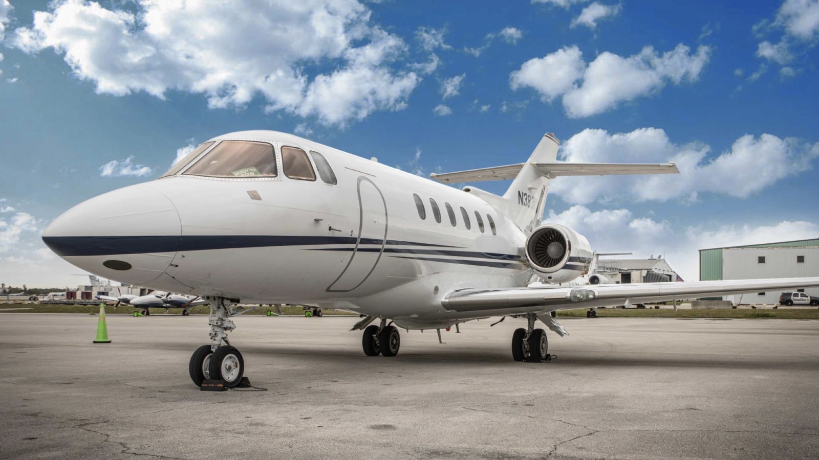 Hawker 800XP charter private jet exterior thumbnail 4